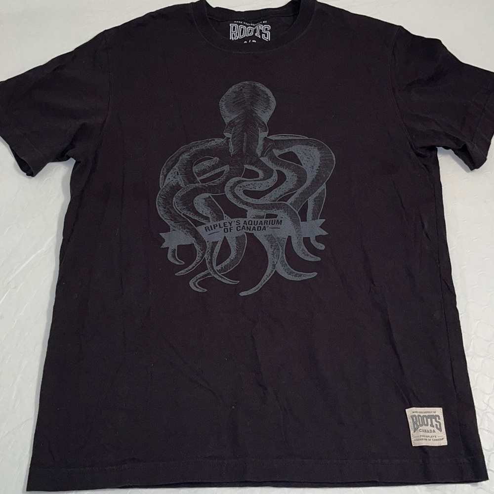 Roots Canada black short sleeve crew neck graphic t-shirt S